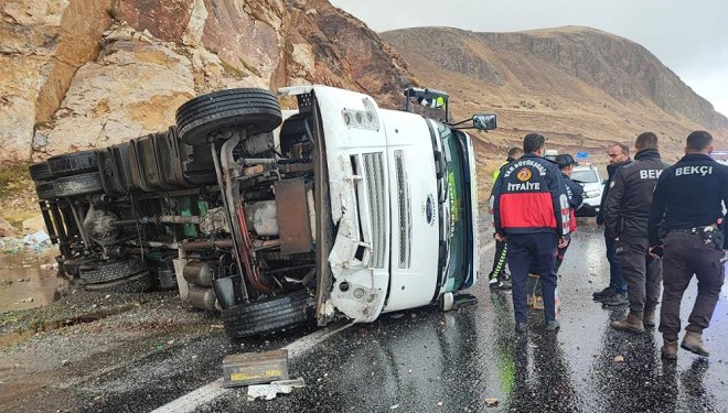 Gevaş’ta tır devrildi: 1 yaralı