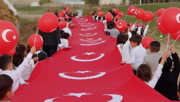 Van’da ilkokul öğrencileri, 30 metrelik Türk bayrağı ile yürüdü