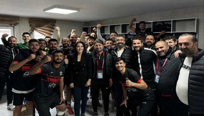 Van Gölüspor evinde mutlu...