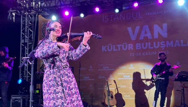 Rewşan Çeliker Van Tanıtım Günleri'nde sahne aldı