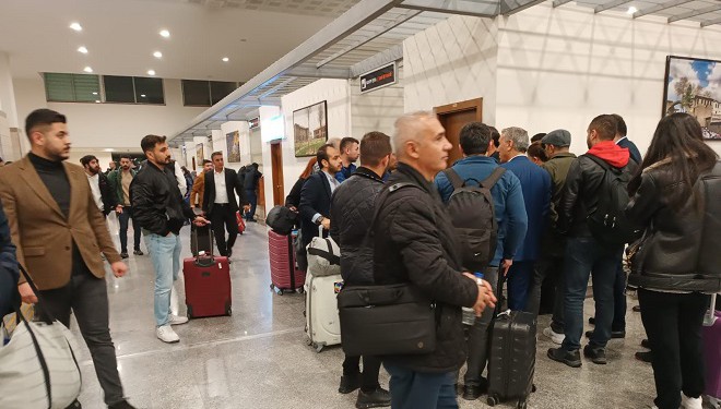 Van uçağı Diyarbakır'a indi, yolcular tepki gösterdi