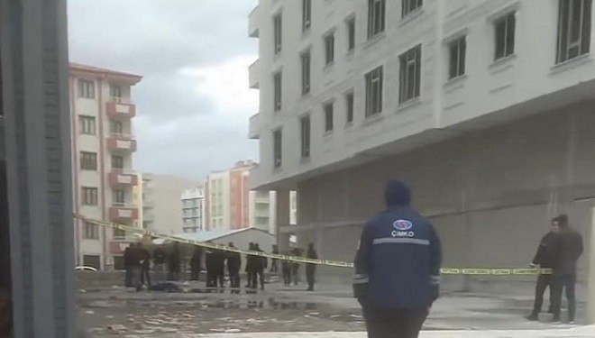 Van'da bir binanın avlusunda erkek cesedi bulundu!
