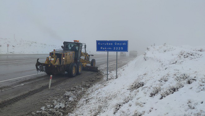 Van'da Kurubaş Geçidi'nde sis etkili oluyor