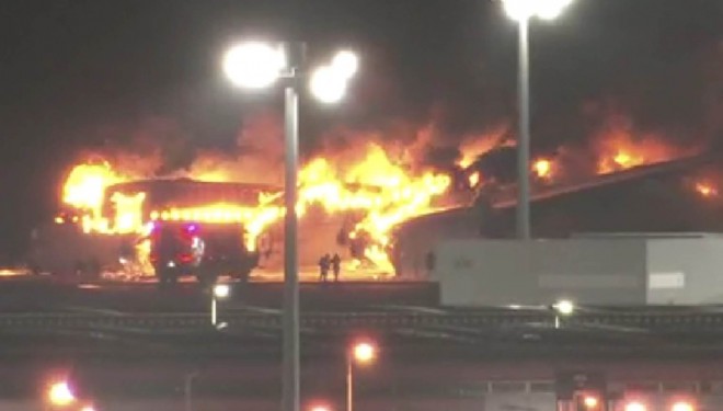 Havalimanında yangın: Japonya'da uçaklar pistte çarpıştı