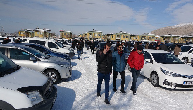 Van'da soğuk havaya rağmen açık oto pazarı araçlarla doldu