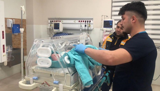 Çoklu organ yetmezliği olan bebek, uçak ambulansla İzmir’e sevk edildi