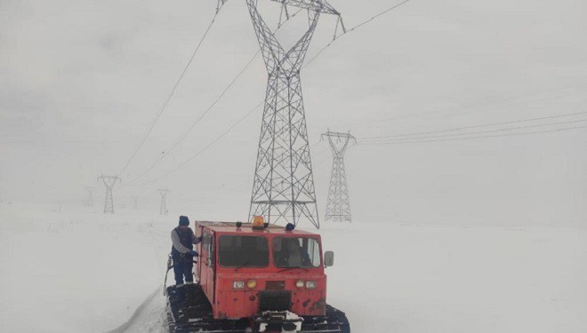 Elektrik onarım ve bakım ekiplerinin karda zorlu mesaisi