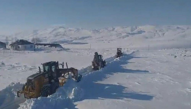 Muradiye’de kapanan yollar ulaşıma açıldı