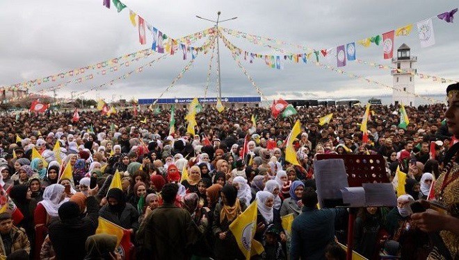 Erciş'te binlerce kişi katılımıyla Newroz kutlandı