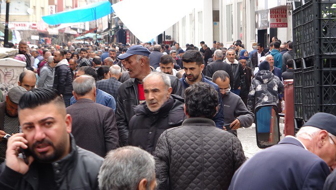 Van’da ramazan bayramı yoğunluğu: Kaldırımlarda yürümek zorlaştı