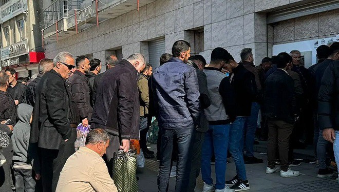 Van’da ATM önlerinde bayram yoğunluğu