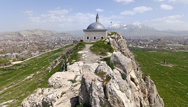 Van Kalesi'nin zirvesindeki cami restore edildi