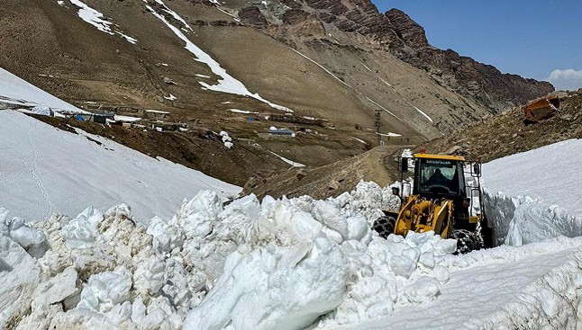 Başkale'de kar nedeniyle 5 aydır kapalı olan yol ulaşıma açıldı