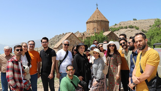 İranlı turizmciler Akdamar Adası’na hayran kaldı