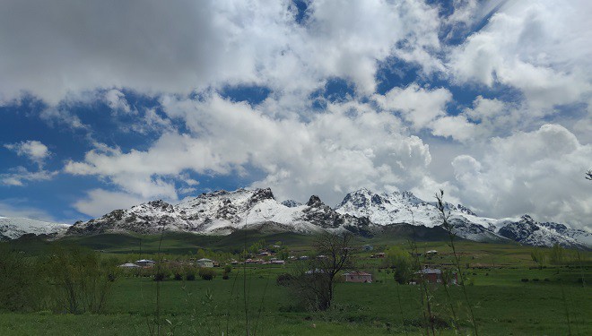 Van’ın dağlarında kış, ovalarında bahar güzelliği yaşanıyor