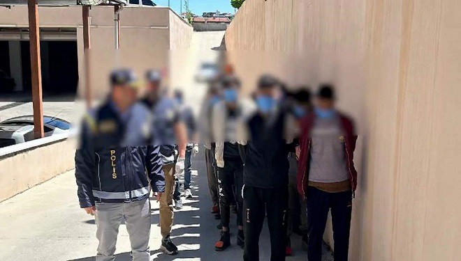 Siirt’te 17 düzensiz göçmen ve göçmenleri taşıyan araçta...