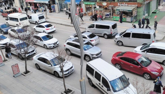 Van'ın trafiği bitmiyor, yollar araçlara yetmiyor..!