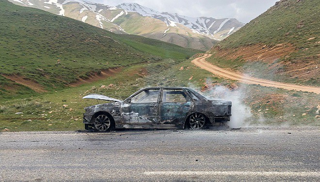 Çatak’ta seyir halindeki otomobil yandı