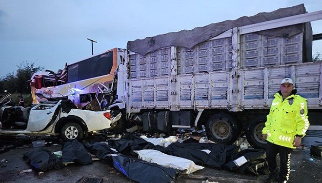 Mersin-Adana yolunda zincirleme kaza: 10 ölü!