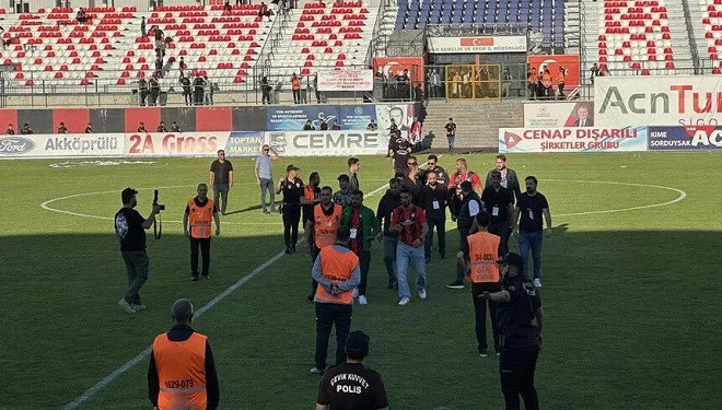 Vansporlu taraftar ve futbolcuya sert müdahale!