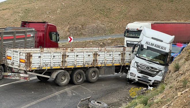 Başkale'de 2 tır kafa kafaya çarpıştı: 2 yaralı