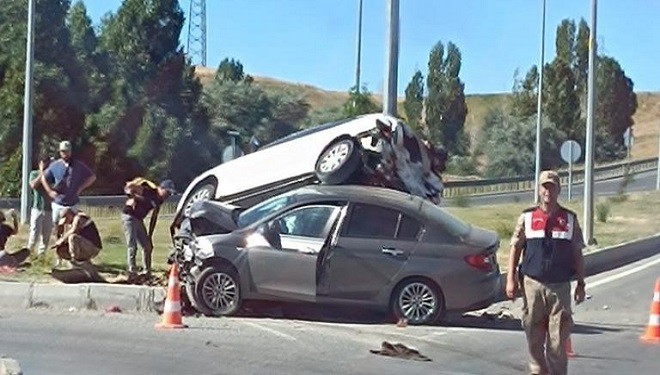 Van’da çarpışan araçlar üst üste çıktı: 1 yaralı