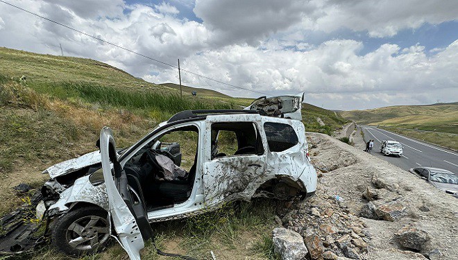 Takla atan araç 3 metrelik istinat duvarının üzerine çıktı