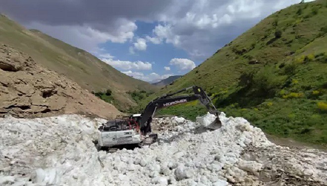 Bahçesaray'da yayla yolunda karla mücadele