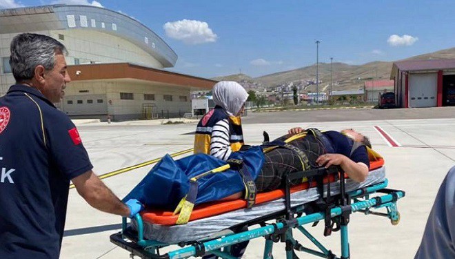 Bahçesaray'da düşerek yaralanan şahıs helikopterle Van'a sevk edildi