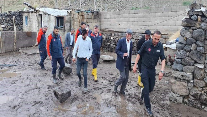 Çaldıran'da sağanak sele neden oldu