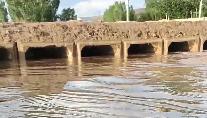 Başkale'de kuvvetli sağanak ve dolu sonrası sel meydana geldi