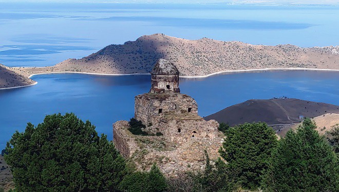Kaçak kazı yapanlar Gevaş'taki tarihi kiliseyi tahrip etti