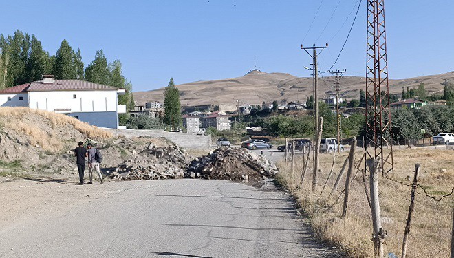 Vanlı arazi sahibi iki mahalleyi birbirine bağlayan yolu ulaşıma kapattı