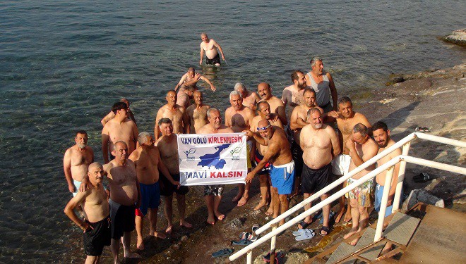 50 ile 70 yaş arasındaki yetişkinler güne Van Gölü'nde yüzerek başlıyor