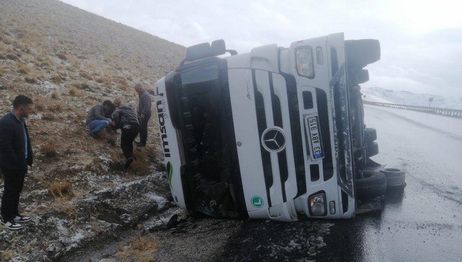 Başkale yolunda tır devrildi: 1 yaralı