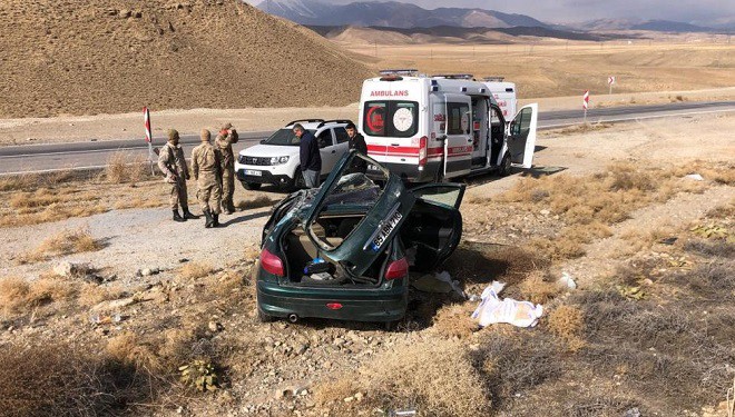 Başkale'de otomobil şarampole yuvarlandı: 3 yaralı