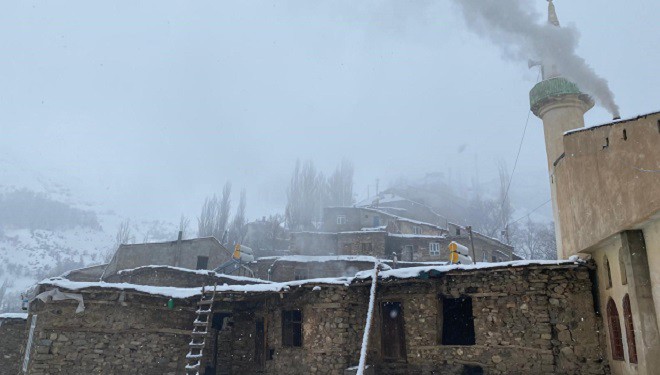 Van’ın Bahçesaray ilçesinde kar yağışı