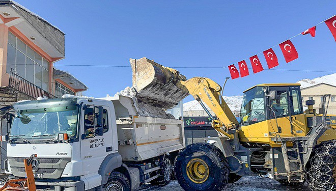 Başkale'de kar yığınları kamyonlarla taşınıyor
