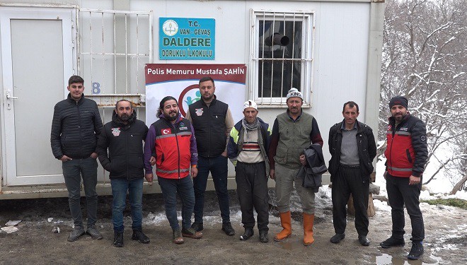 Gevaş'taki 4 öğrencili mezraya konteyner sınıf