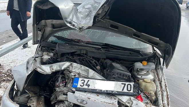 Van'da aydınlatma direğine çarpan otomobildeki 4 kişi yaralandı