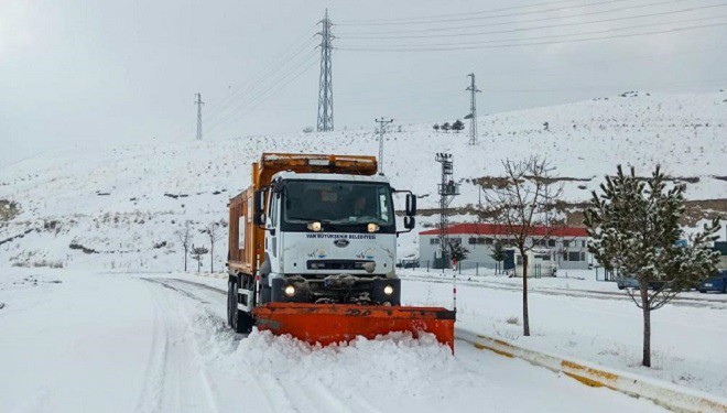 Van’da 255 yerleşim yerinin yolu ulaşıma kapandı