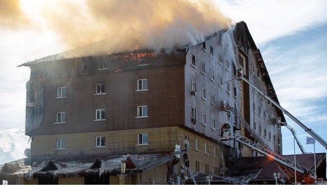 Otel yangını: 10 kişi hayatını kaybetti, çökme tehlikesi var