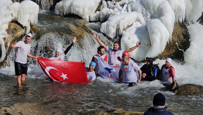Van Gölü aktivistleri, dondurucu soğuğa rağmen Muradiye Şelalesi'ne girdi
