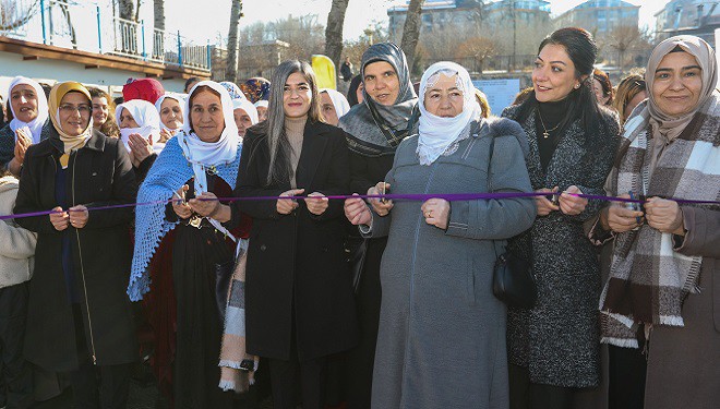 Van Gölü’nde yüzen ‘Jin Kadın Kütüphanesi’ kadınların yoğun katılımıyla açıldı