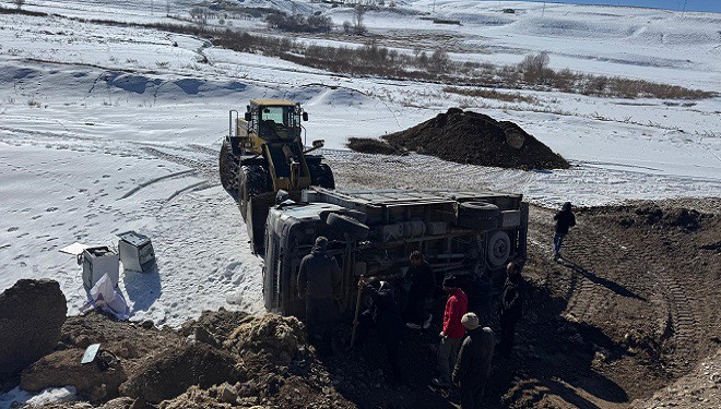 Kamyon şarampole yuvarlandı, sürücü yara almadan kurtuldu