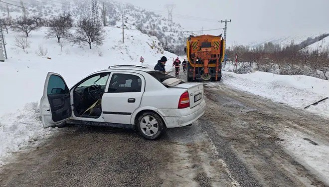 Kar küreme aracına çarpan otomobildeki yolcu öldü