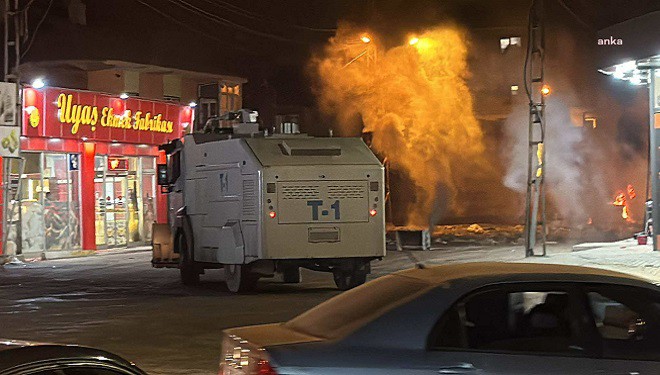 Van'da akşam saatlerinde başlayan kayyum protestolarına polis müdahale ediyor