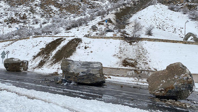 Van-Çatak kara yoluna dev kaya parçaları düştü