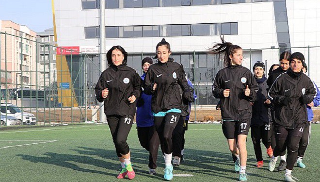 Grubunda lider olan Vangücü Kadın Futbol Takımı, destek bekliyor