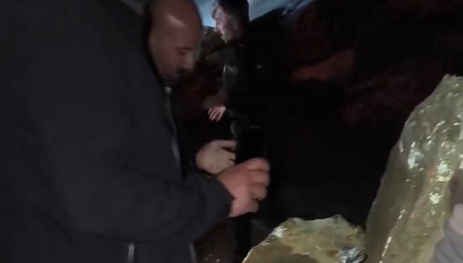 Yüksekova-Van Karayolu'na düşen kaya parçaları yürekleri ağza getirdi